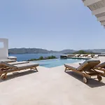 Bohemian Blue - 7 Bdrm - In 200m - Mg Villa